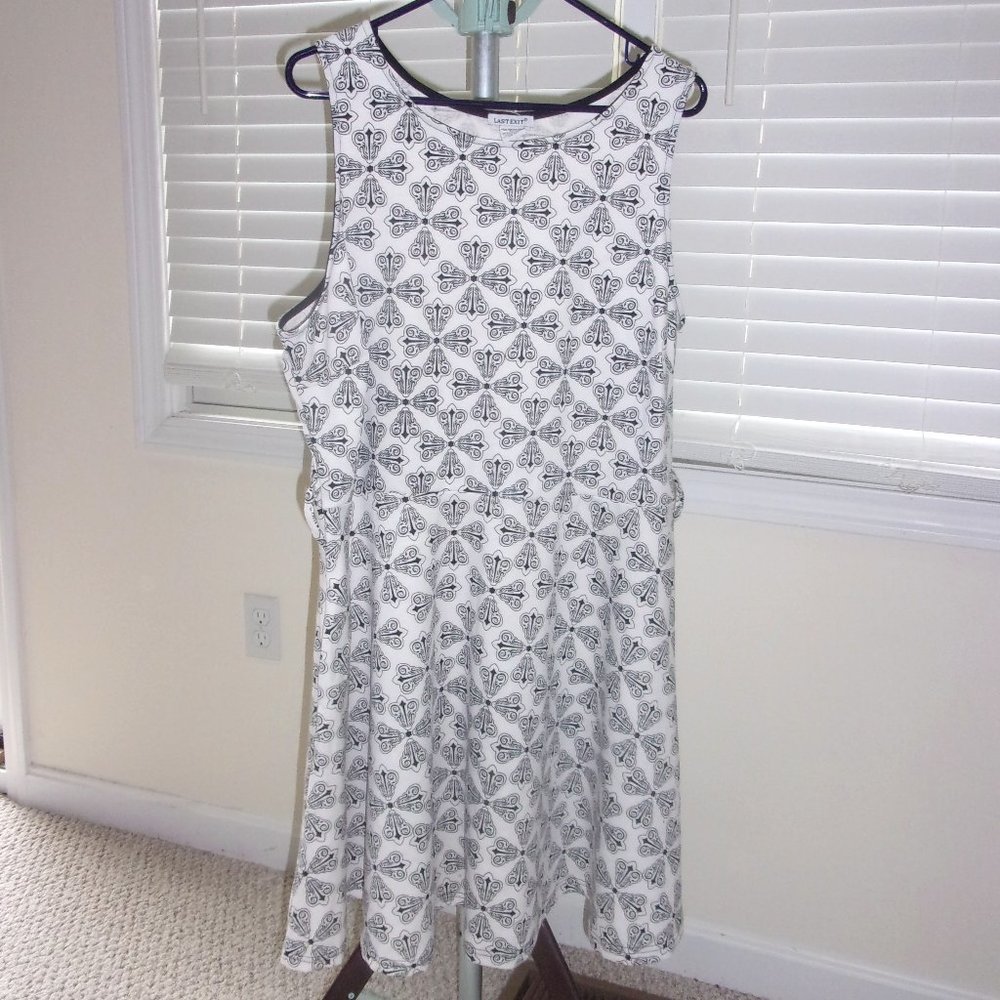 Sleeveless white & black Dress